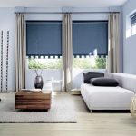 Coussins noirs sur un canapé blanc