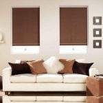Rideaux marron dans le salon avec canapé blanc