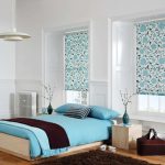 Design de chambre à coucher avec deux fenêtres
