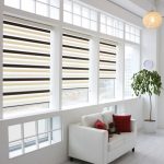 Chambre blanche avec rideaux à rayures