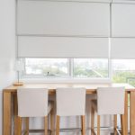 Chaises en bois avec dossier blanc
