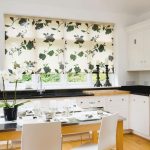 Cuisine avec lavabo par la fenêtre dans une maison privée