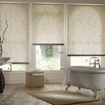 intérieur de la salle de bain spacieuse