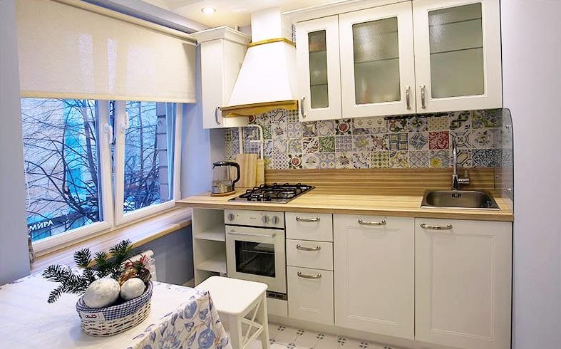 L'intérieur de la cuisine dans le style de la Provence avec des volets roulants