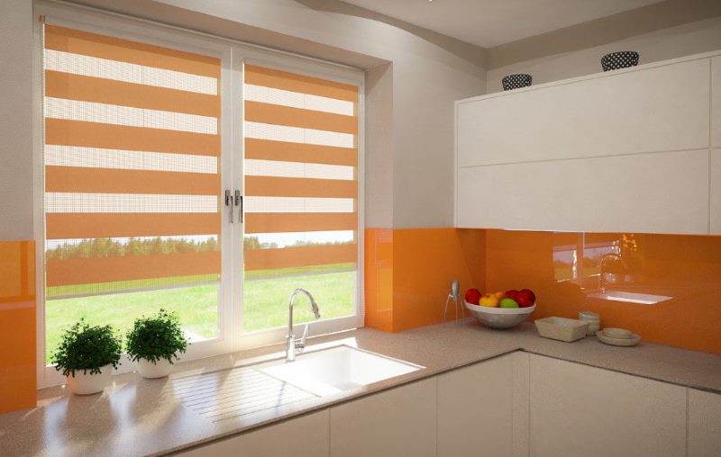 Rideaux orange jour-nuit sur la fenêtre de la cuisine