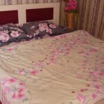 Lit fait maison serti de motifs floraux