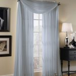 Rideaux bleu-gris dans le salon classique