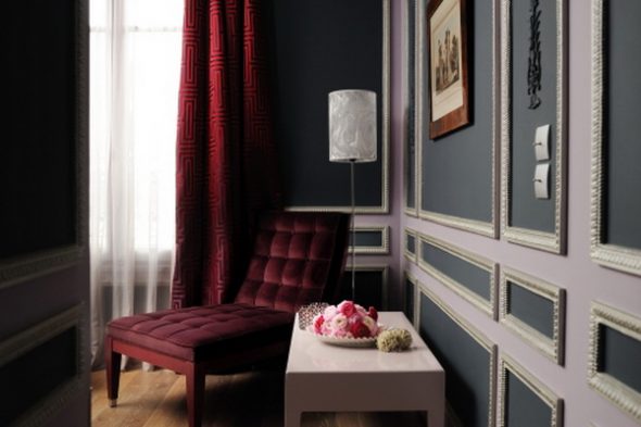 Gris avec des nuances de rouge