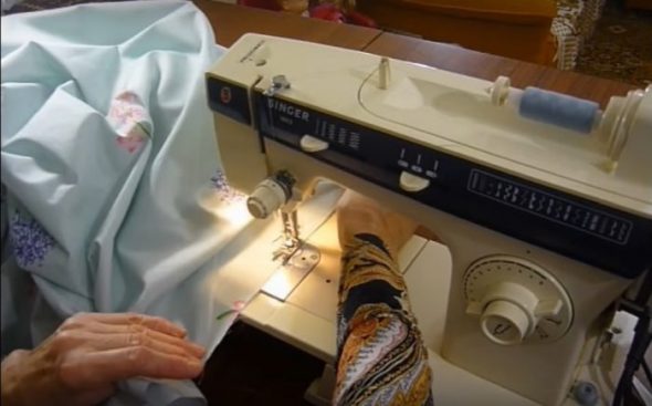 Nous cousons la couture latérale