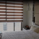 نافذة على الأرض في داخل غرفة النوم