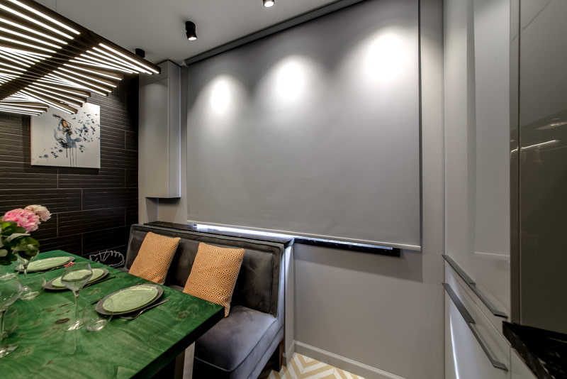 Store gris aux murs de la cuisine