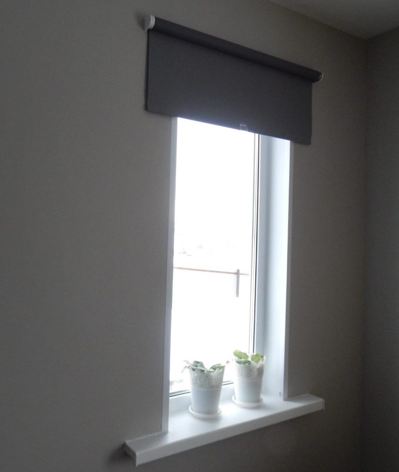 Tupplyur de store en tissu dense sur la fenêtre de la cuisine