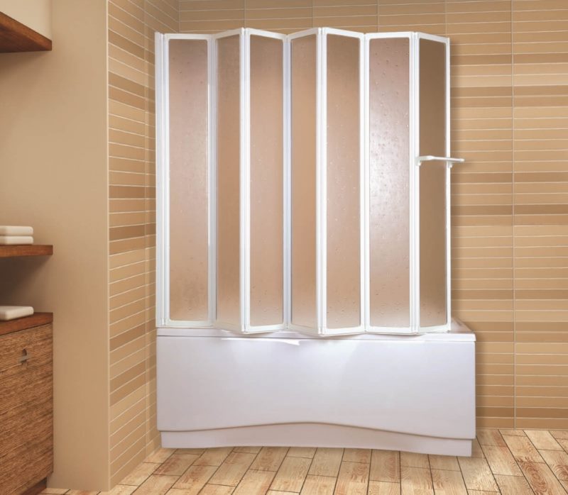 Conception de la salle de bain avec un rideau accordéon