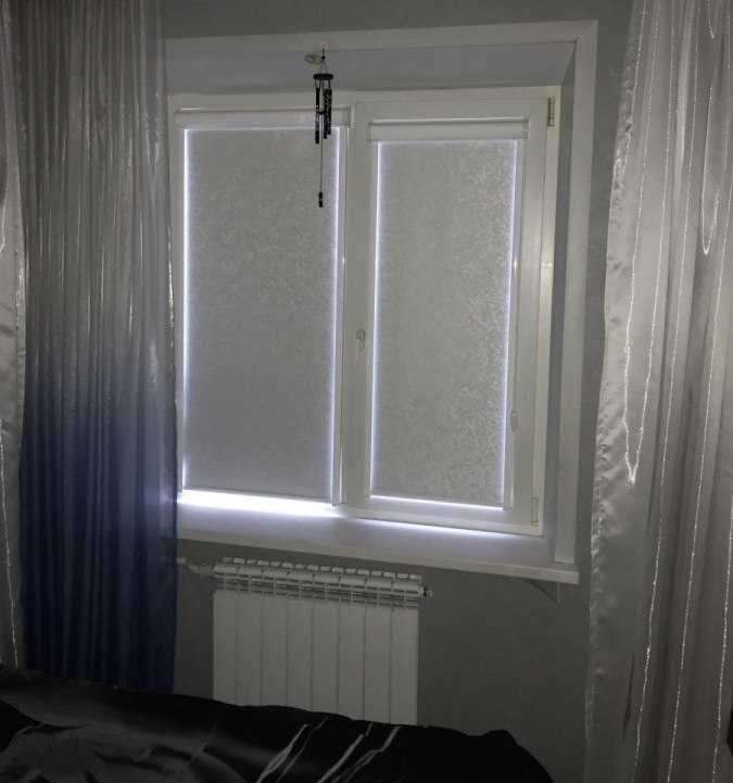 Ein Beispiel für die Lichtdurchlässigkeit der Verdunkelung des weißen Vorhangs