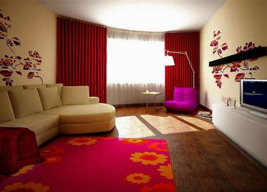 Rideaux bordeaux dans le salon beige