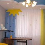 Rideaux de salon en tulle dans des tons jaune-bleu