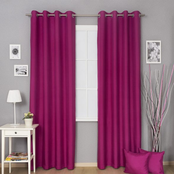 Rideaux fuchsia dans le salon