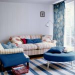 Rideaux et oreillers en bleu avec motif blanc pour la salle blanche
