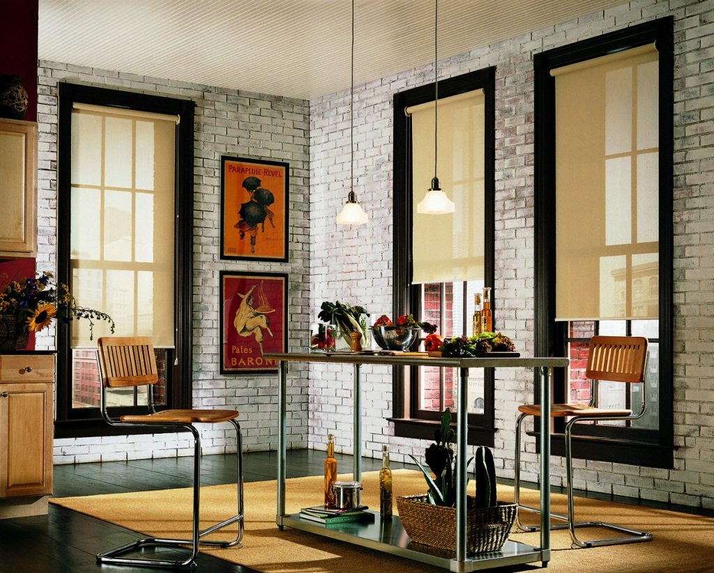 Stores beiges clairs dans un intérieur de style loft