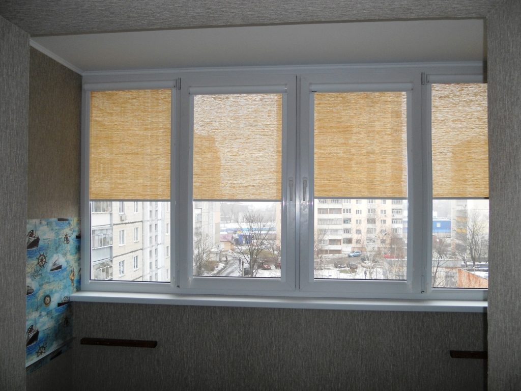 Rideaux à cassettes en tissu translucide aux fenêtres de la loggia