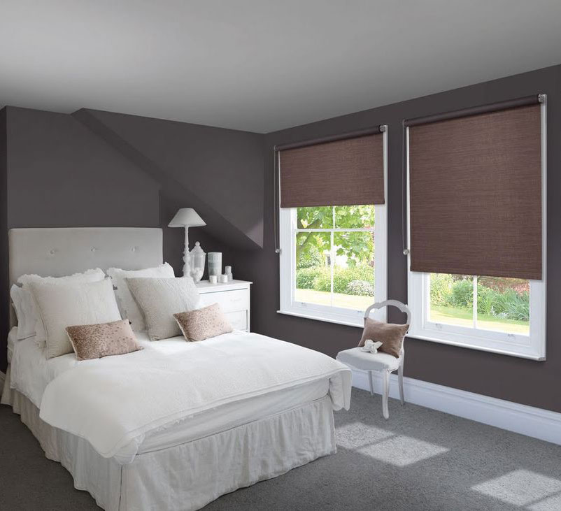 Rideaux bruns en tissu épais