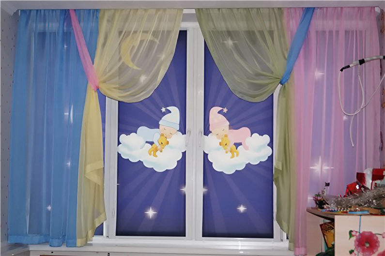 Beaux stores sur les fenêtres de la chambre des enfants