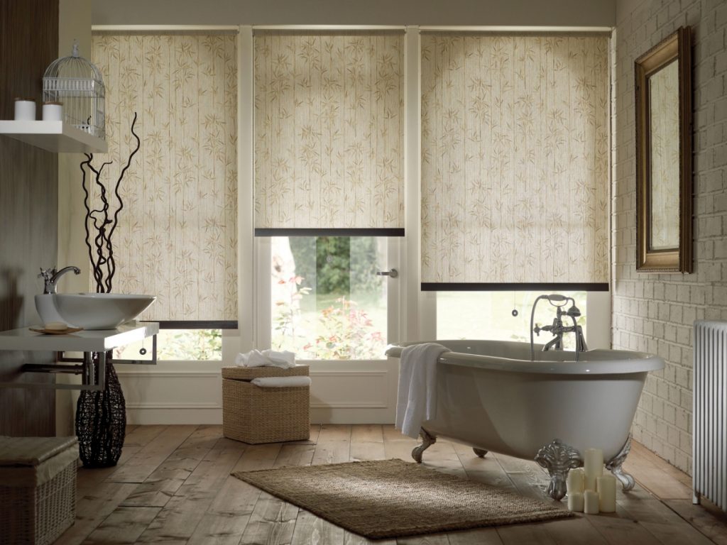 Intérieur d'une salle de bains spacieuse avec des stores aux fenêtres