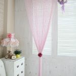 Rideaux composés de longs brins de couleur rose