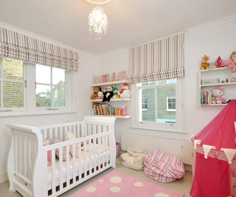 Décoration de la fenêtre dans la chambre pour un nouveau-né