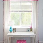 Rideaux dans la chambre pour la fille dans une combinaison de rose et blanc