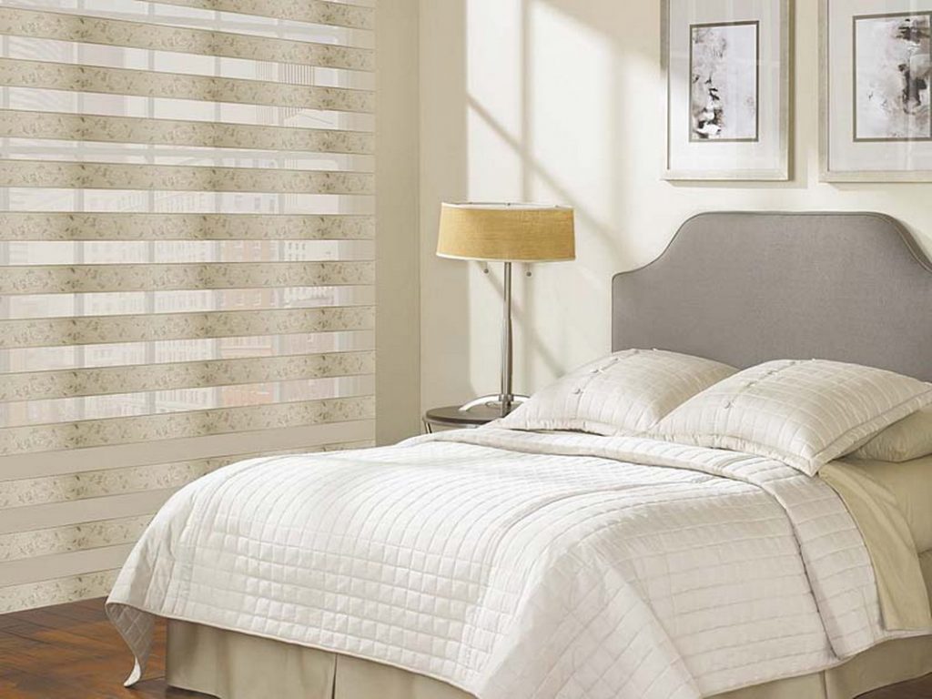 Stores beiges sur la fenêtre de la chambre