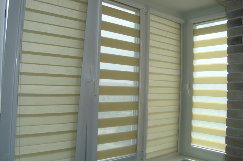 Stores jour-nuit avec guides sur les fenêtres du balcon