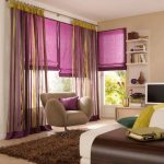 Rideaux lilas dans le salon, fixés au-dessus de la fenêtre