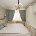 La combinaison de bleu et beige est très élégante dans la chambre à coucher