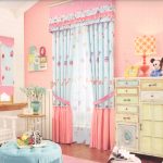 La combinaison de bleu et de rose pour les rideaux à l'intérieur de la pépinière
