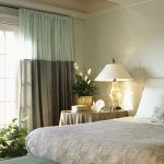 La combinaison de menthol et de gris dans une seule toile pour la chambre à coucher