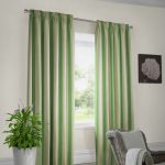 De combinatie van stroken groen en melkachtige kleur voor gordijnen in de woonkamer
