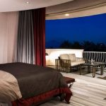 La combinaison de gris et de couleurs bordeaux à l'intérieur de la chambre