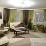 La combinaison des couleurs vert et marron pour la décoration des fenêtres dans un grand salon