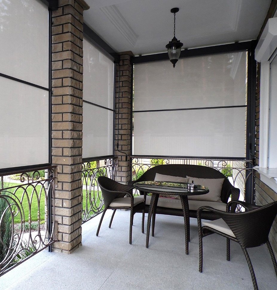 Réflexes de matière blanche sur la terrasse d'une maison privée