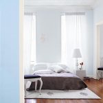 Dormir sur le sol est une décision intéressante et inhabituelle.
