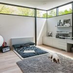 Dormir dans le sol du salon est facile à nettoyer pendant la journée.