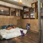 Chambre de style industriel avec matelas