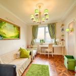 Lichte kinderkamer met felgroene accenten