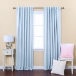 Rideaux bleu clair dans le salon