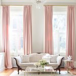 Rideaux rose clair à l'intérieur du salon gris