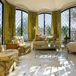 Lichtgroene gordijnen in het interieur van een klassieke woonkamer