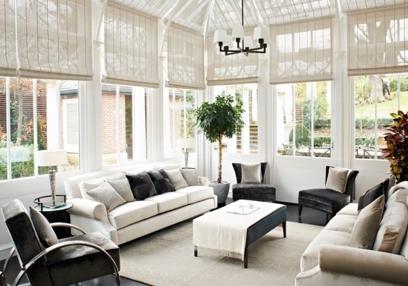 Intérieur du salon blanc avec des rideaux de bambou