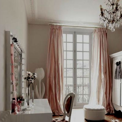 Rideaux roses dans la chambre aux couleurs vives