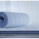 Il est facile d'enrouler une telle housse de matelas et de la nettoyer pendant la journée.